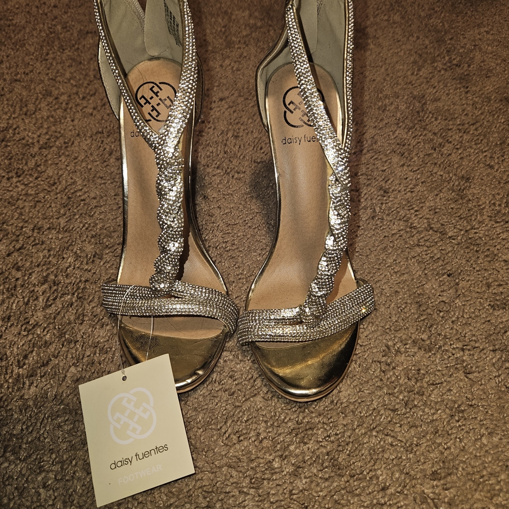 Daisy Fuentes Silver Strappy Women's Sandals